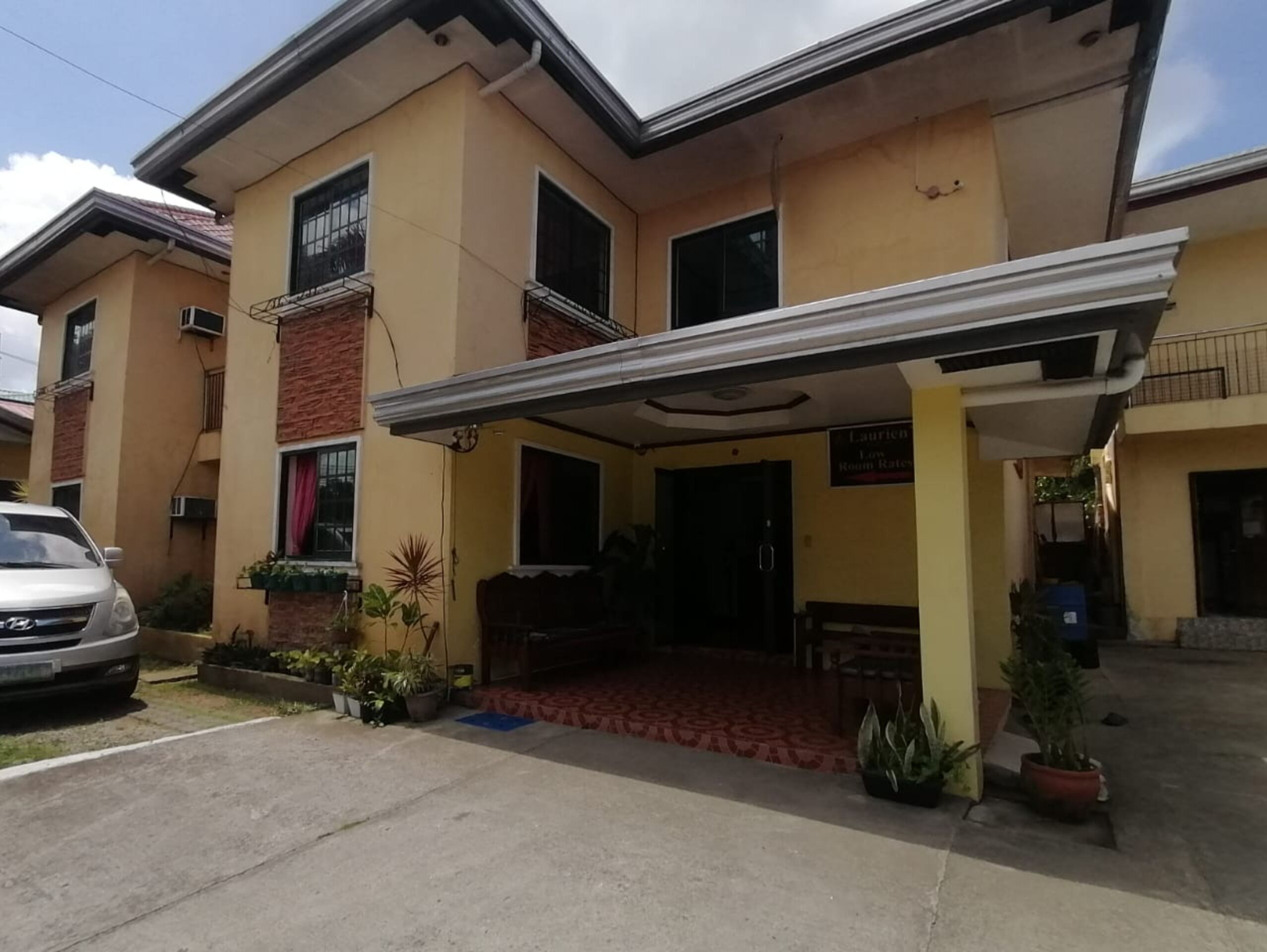 OYO 879 Lauriens Budget Hotel 2