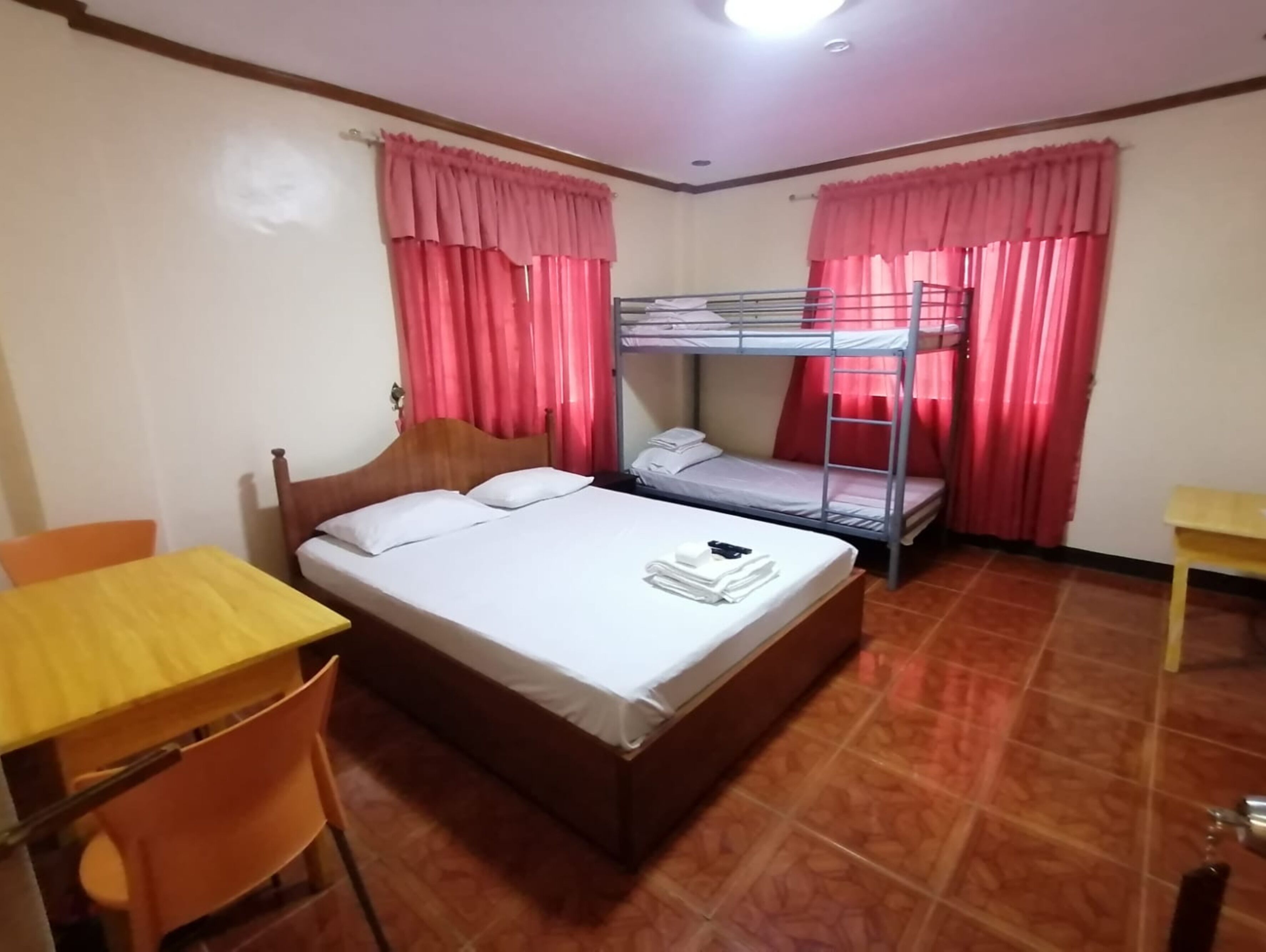 OYO 879 Lauriens Budget Hotel 2
