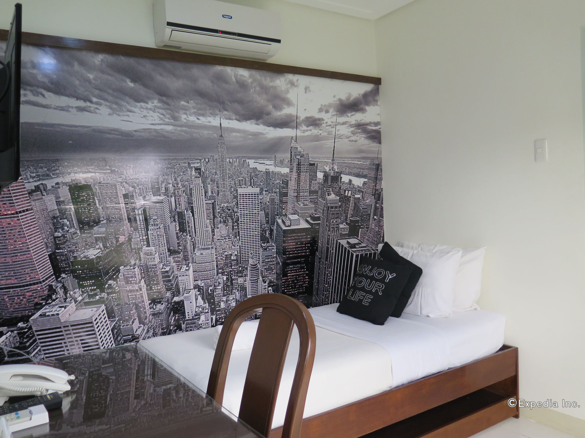 717 Cesar Place Hotel