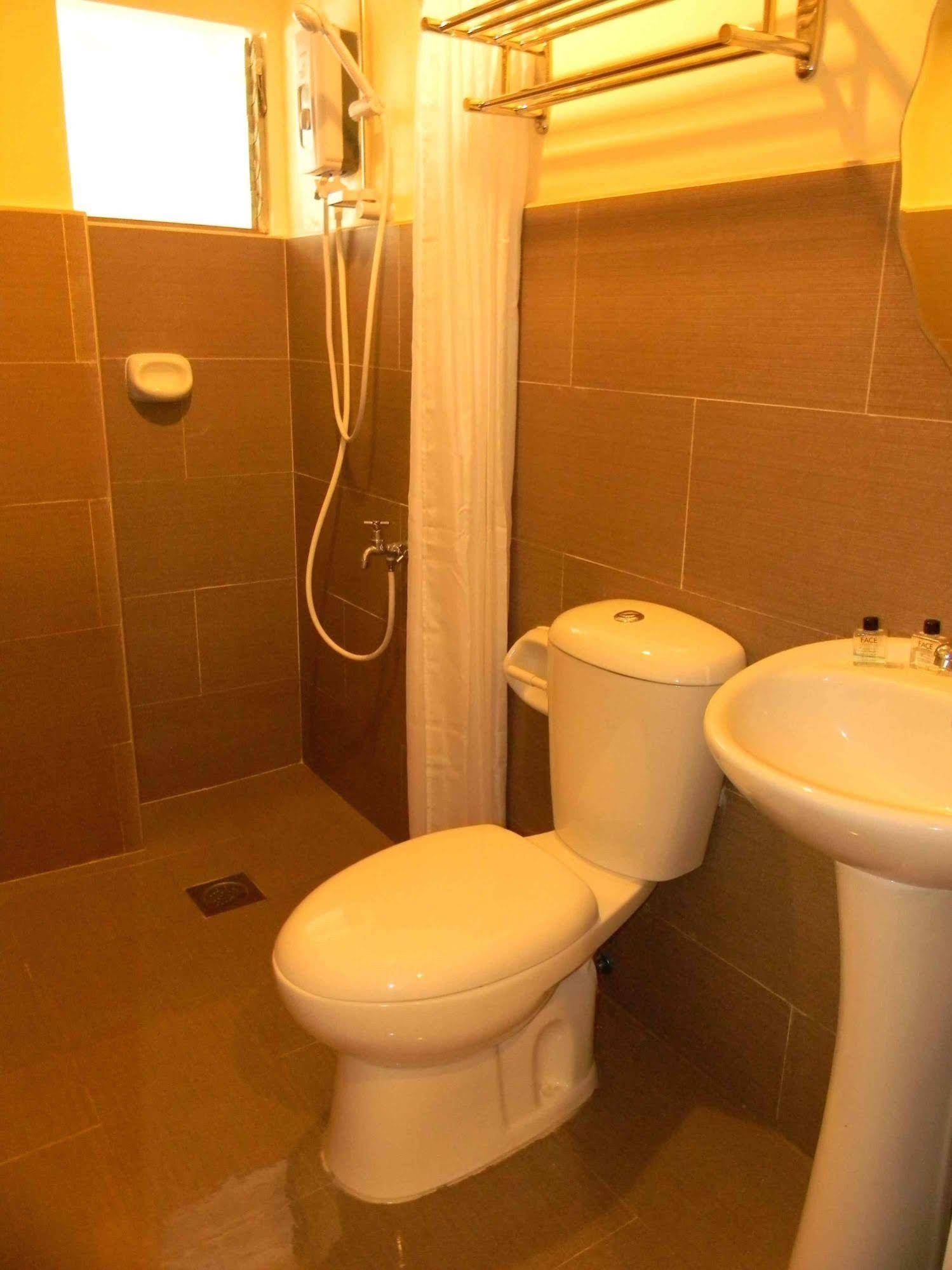 TR3ATS Guest House Bohol Hostel