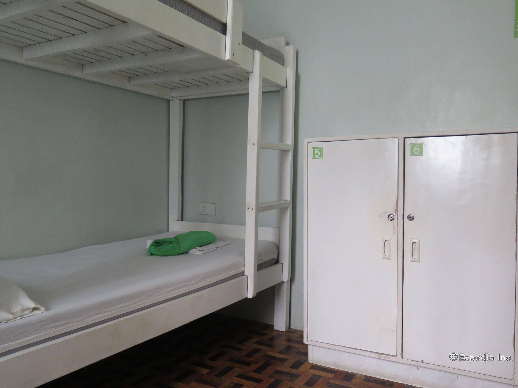 TR3ATS Guest House Bohol Hostel