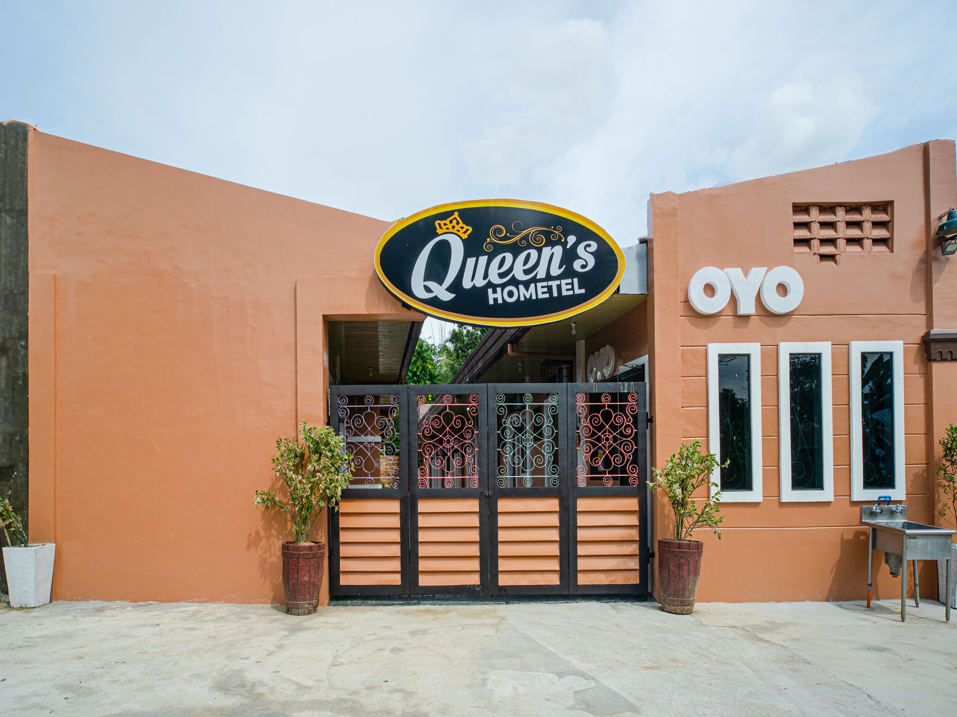 Queens Hometel by Oyo Rooms