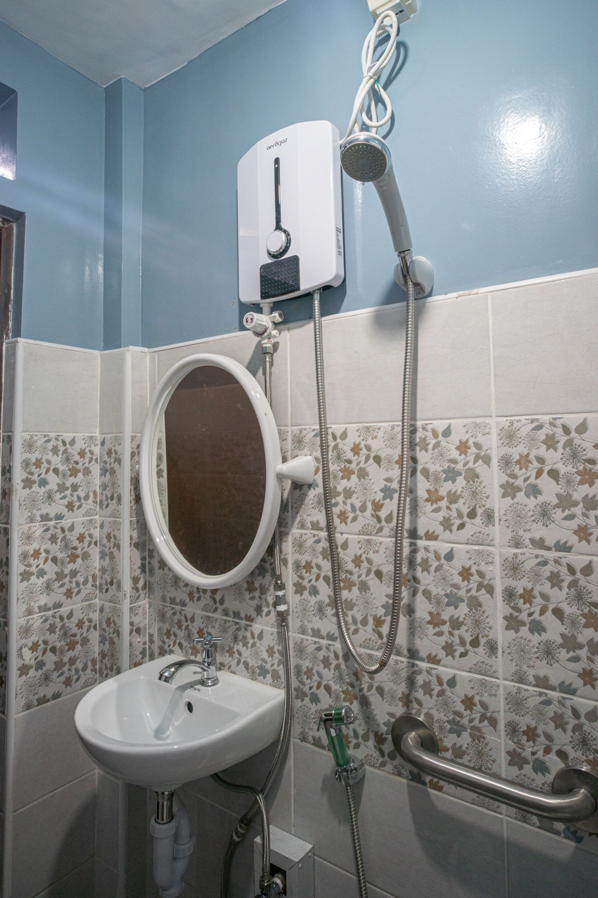 Queens Hometel by Oyo Rooms