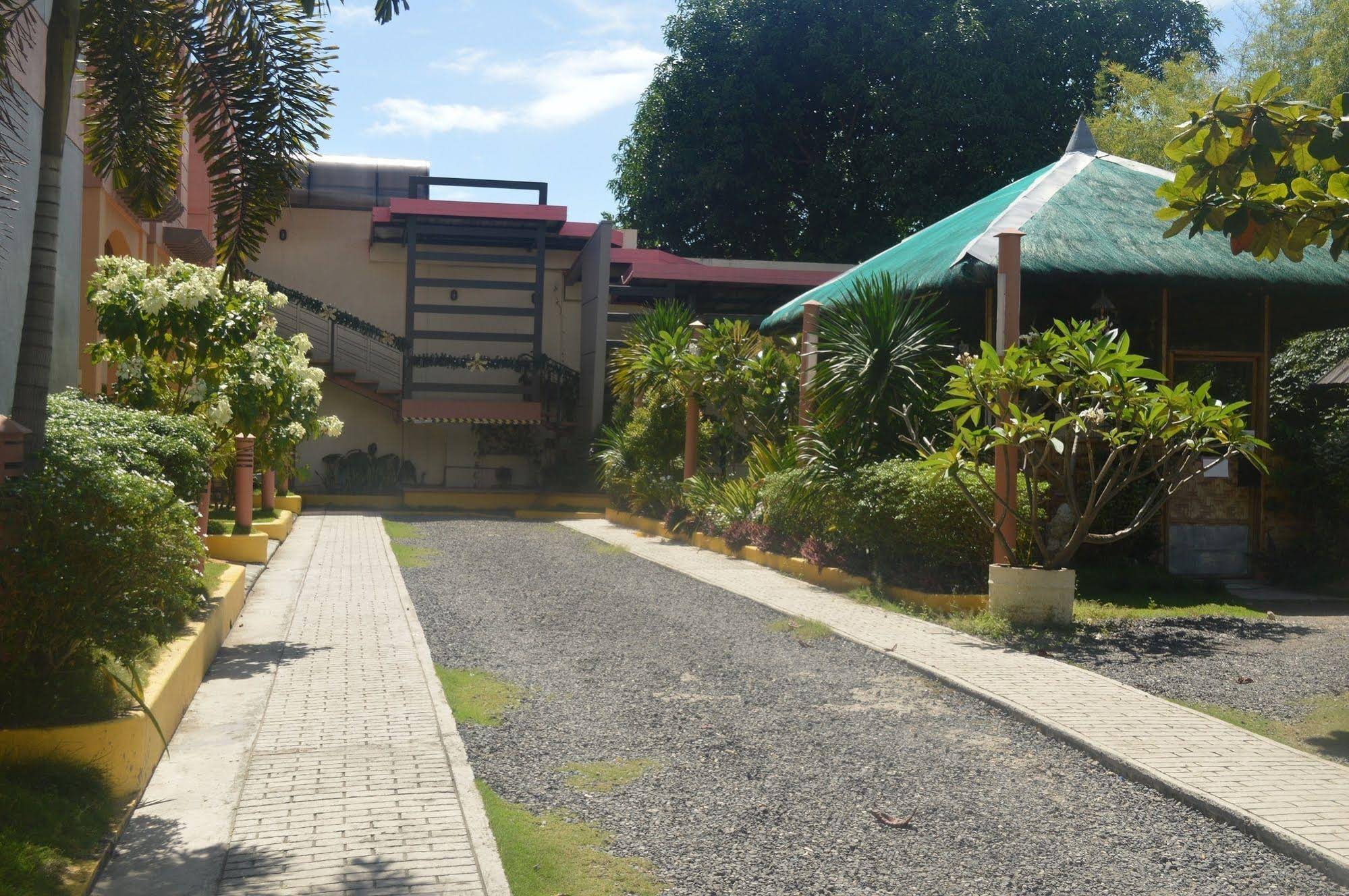 Manora Apartments & Guest House