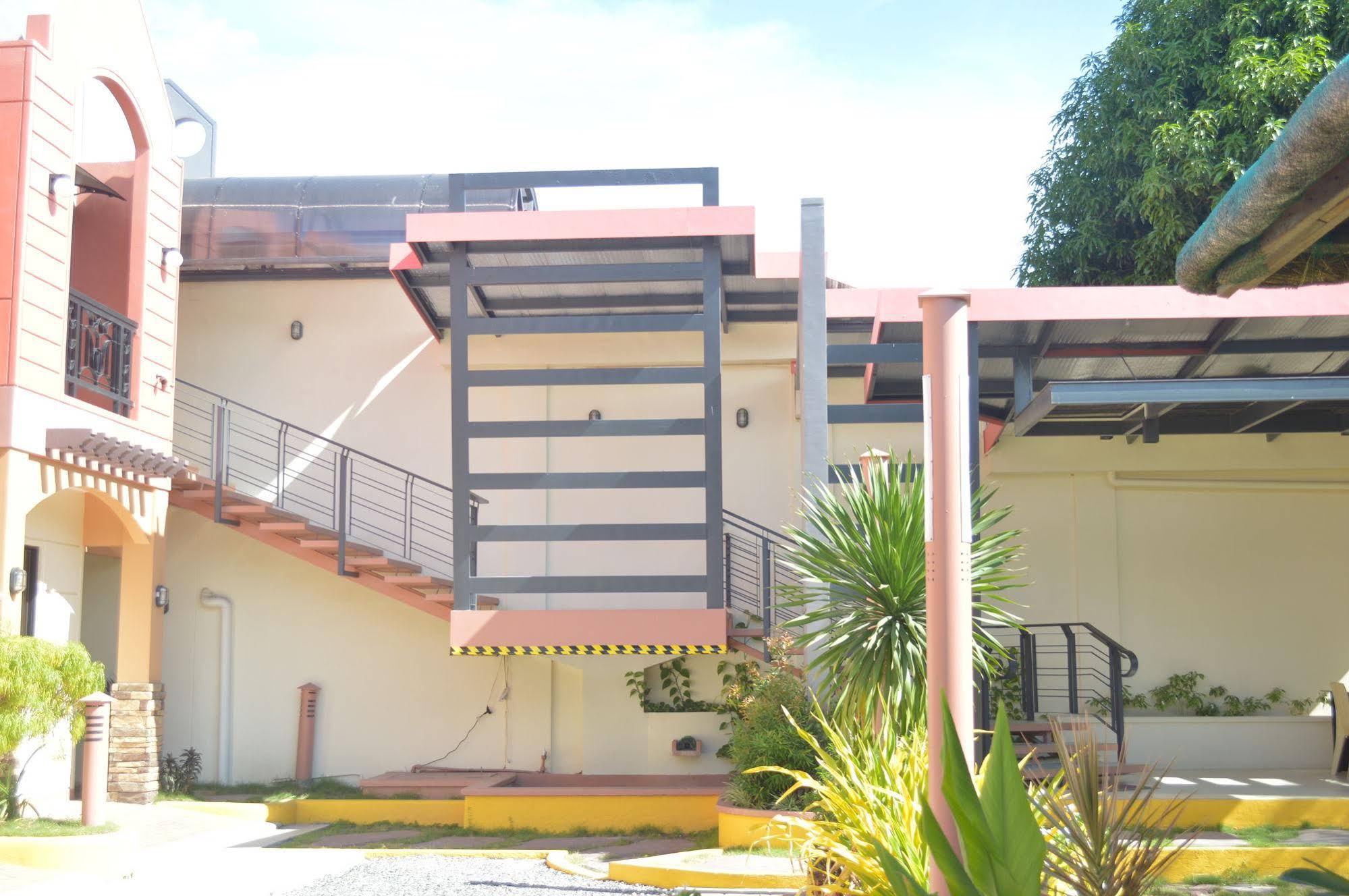 Manora Apartments & Guest House