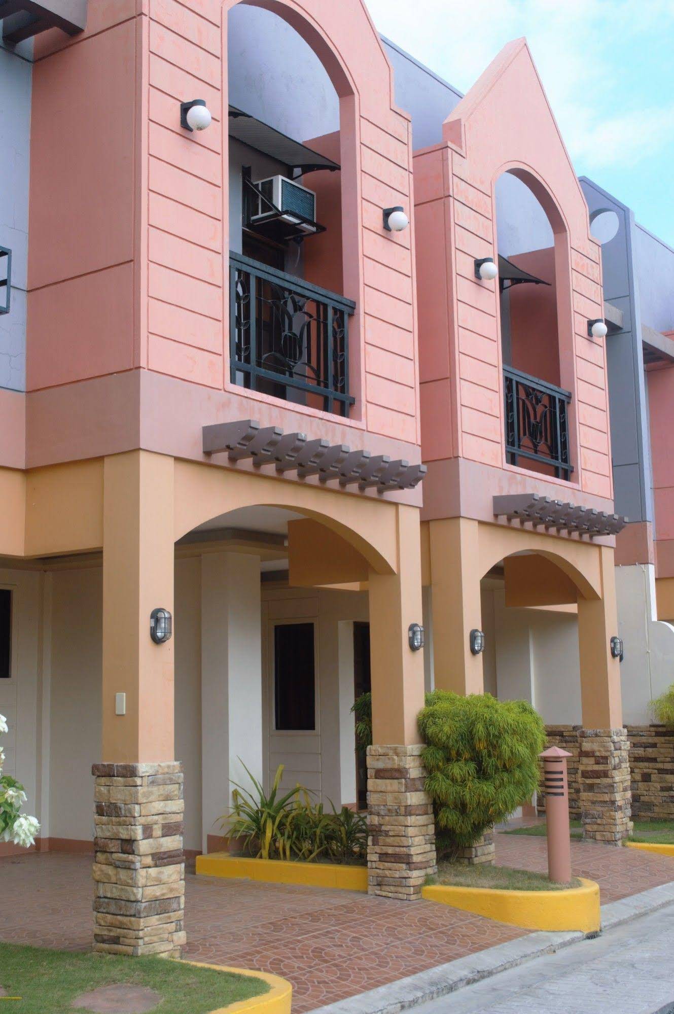 Manora Apartments & Guest House