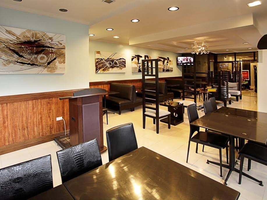 Holiday Plaza Hotel