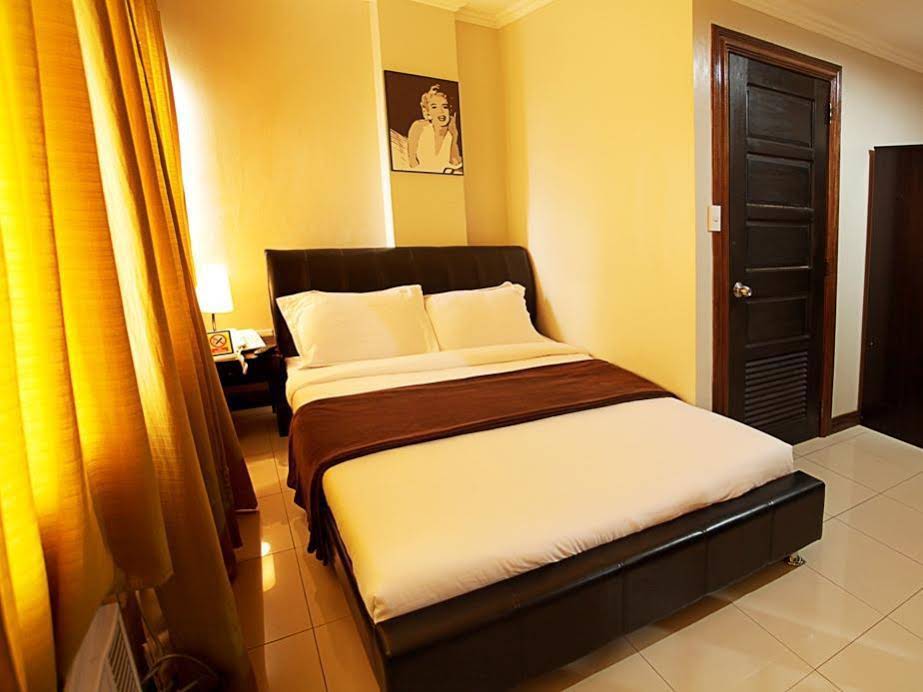 Holiday Plaza Hotel
