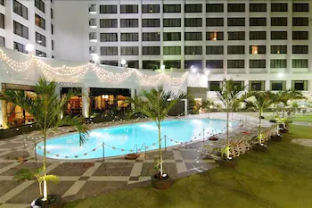 Regent Plaza Hotel & Convention Center