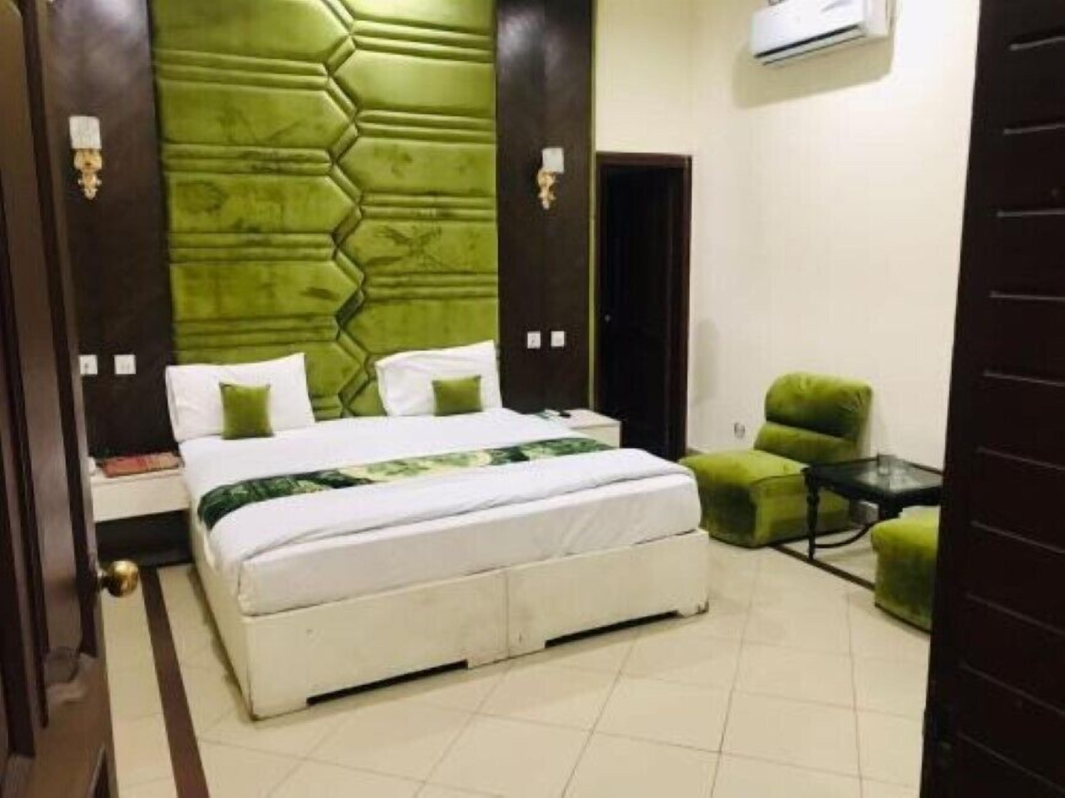 Red Velvet Hotel