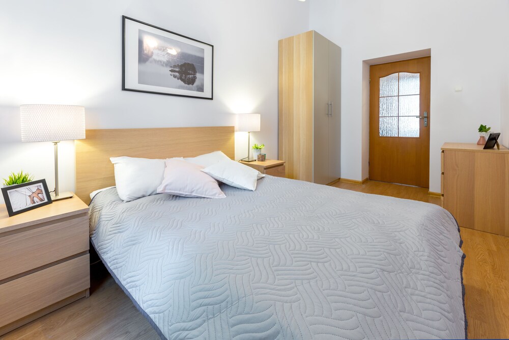 FriendHouse Apartments