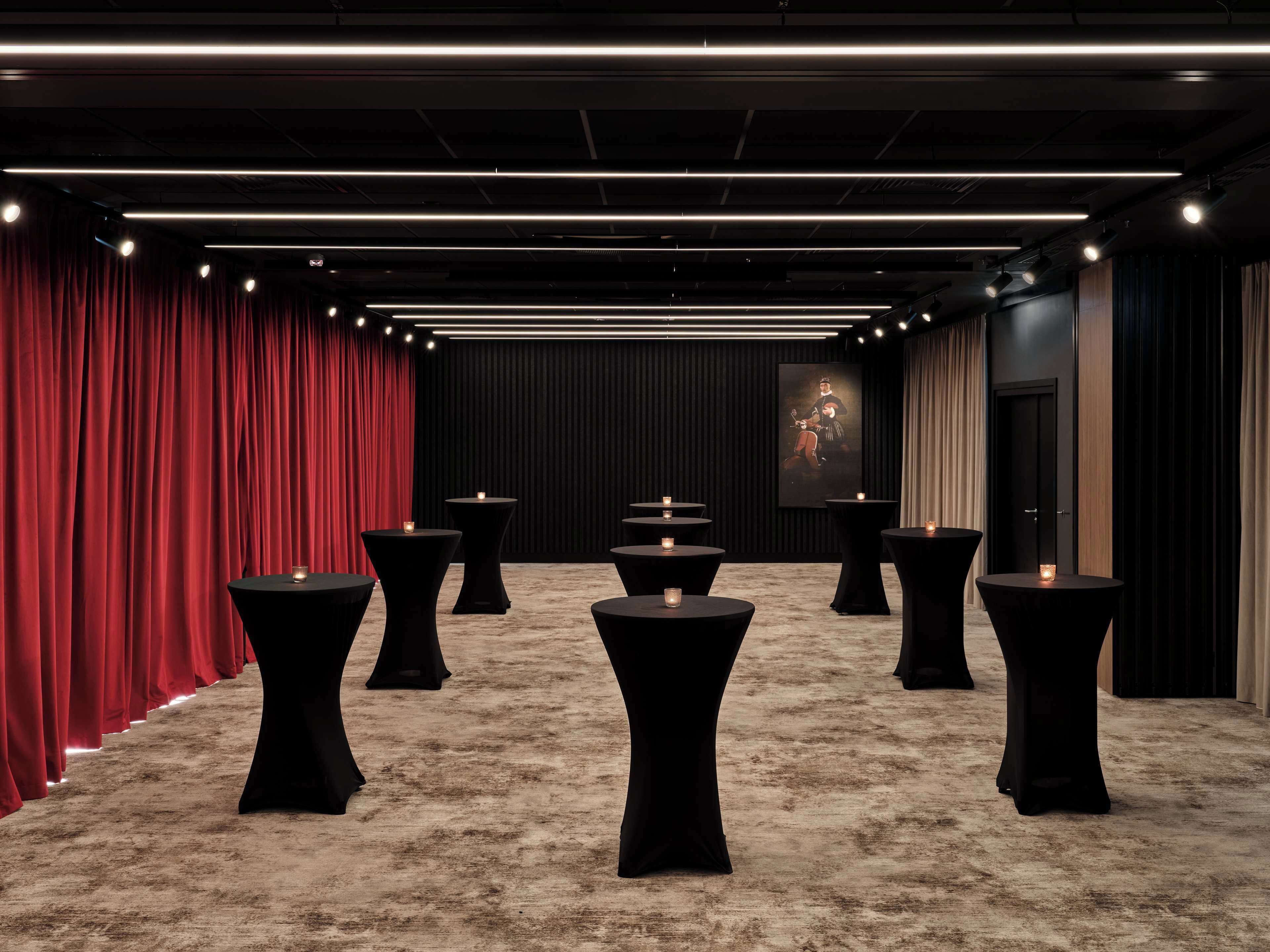 Radisson Red Hotel & Radisson Red Apartments Krakow