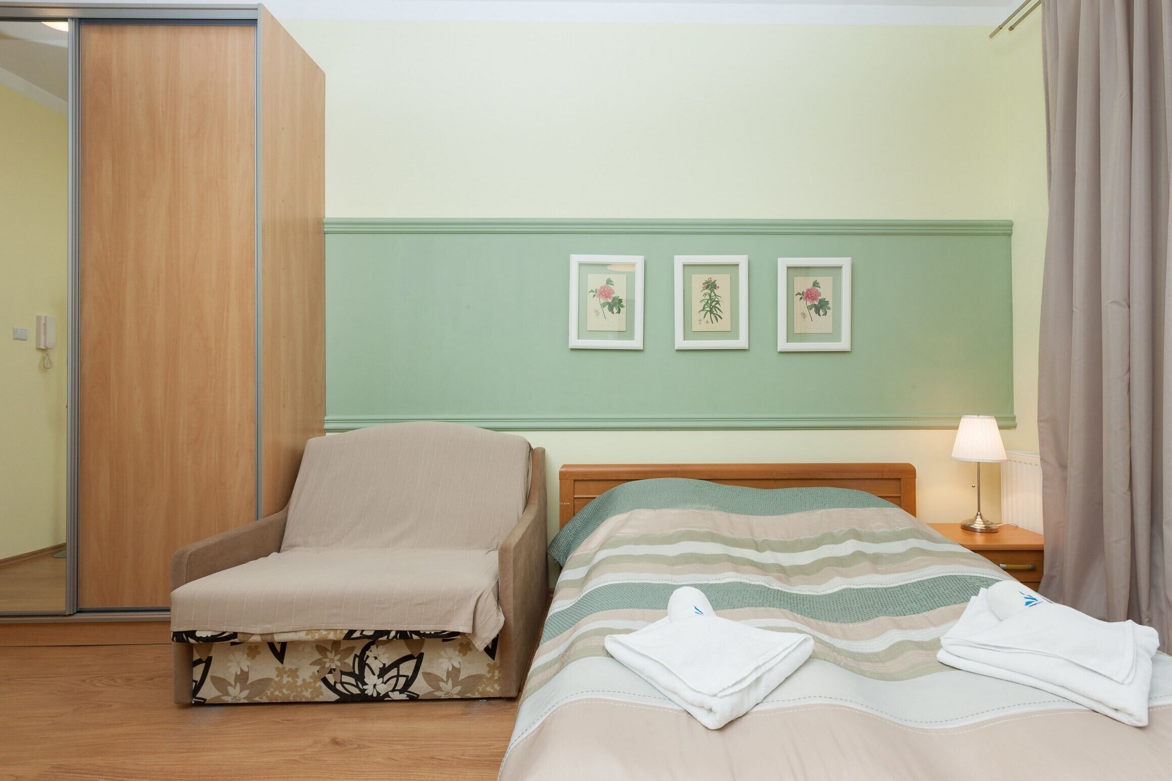 Trzy Korony Piastów by Renters