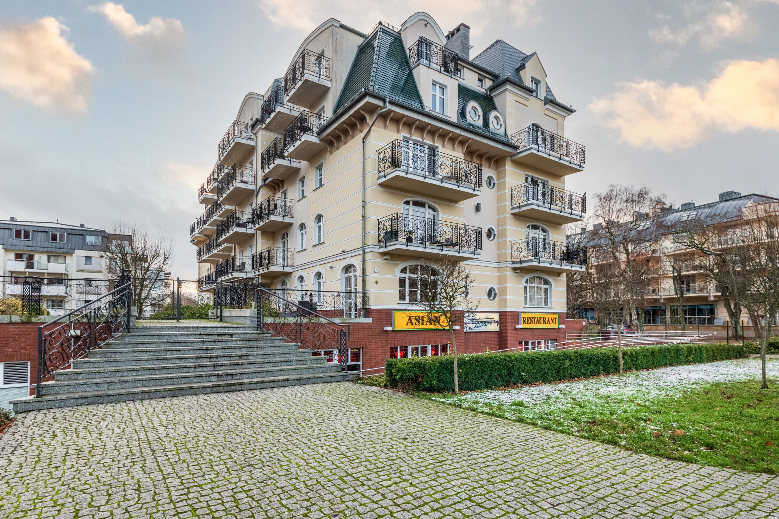 Trzy Korony Piastów by Renters