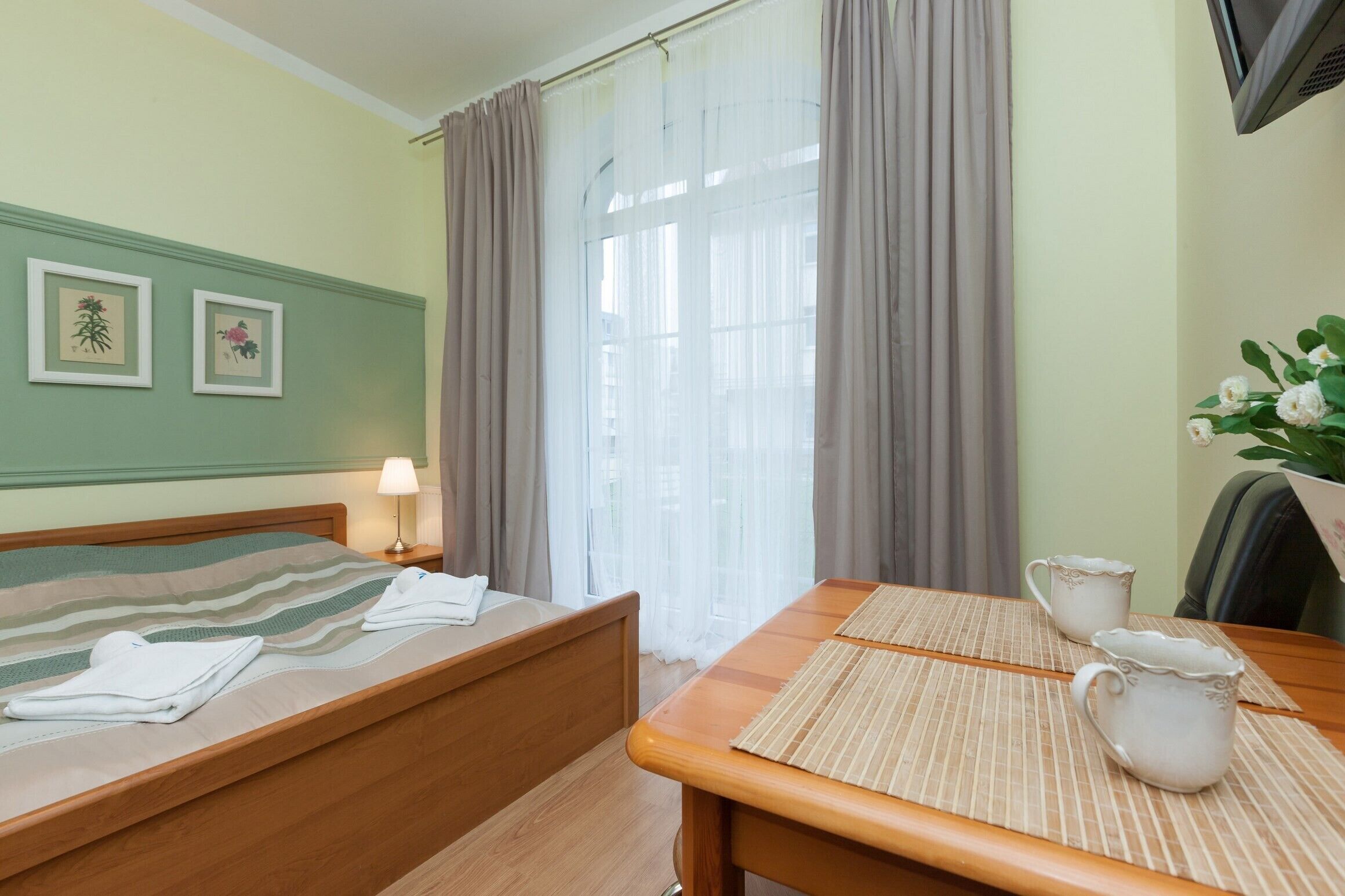Trzy Korony Piastów by Renters