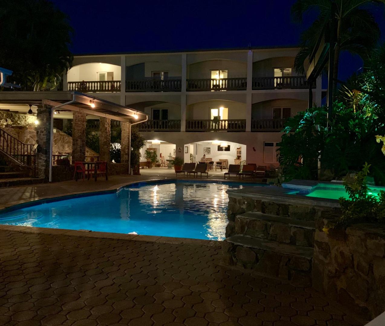 Lazy Parrot Inn