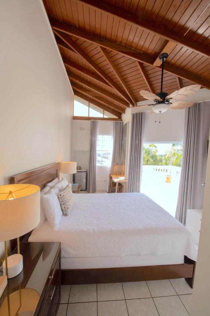 Lazy Parrot Inn