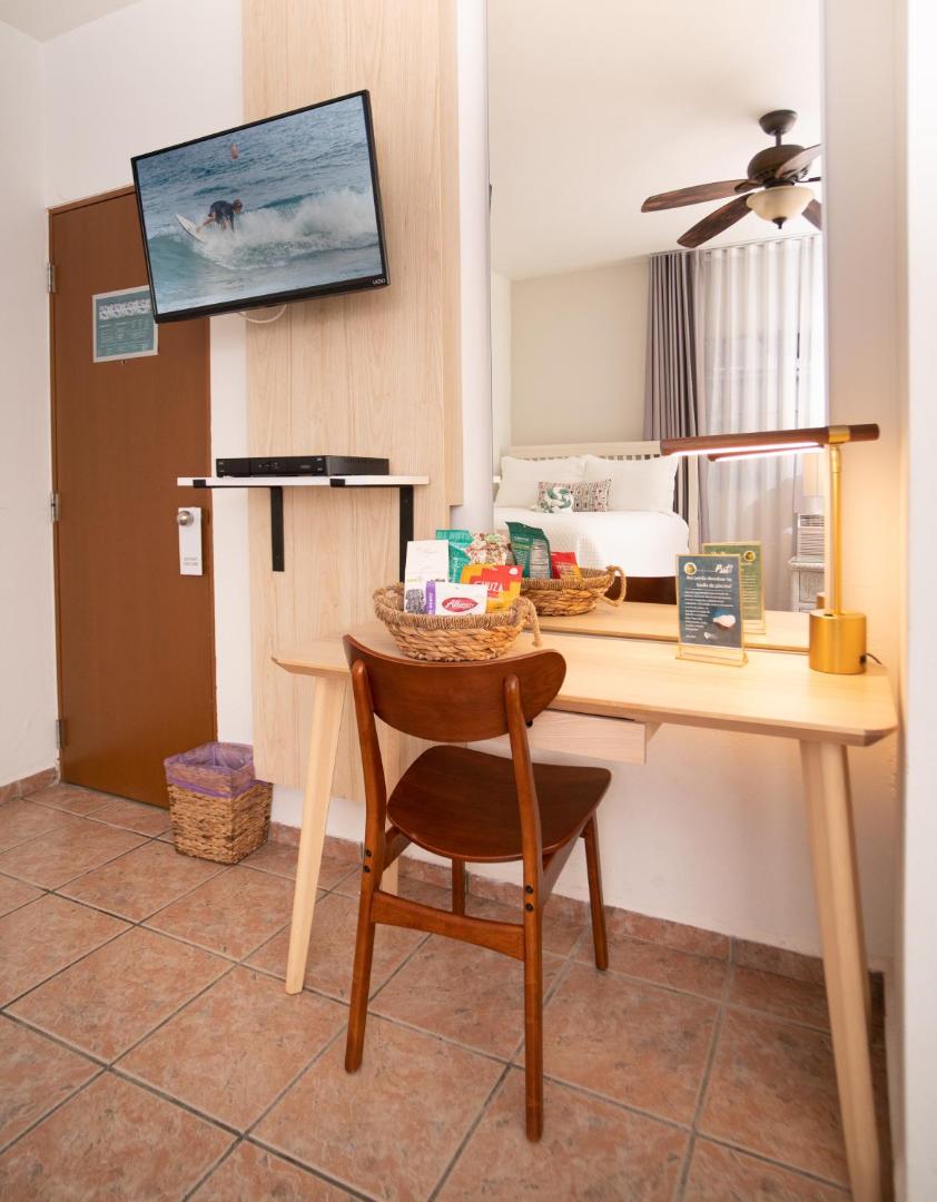 Lazy Parrot Inn