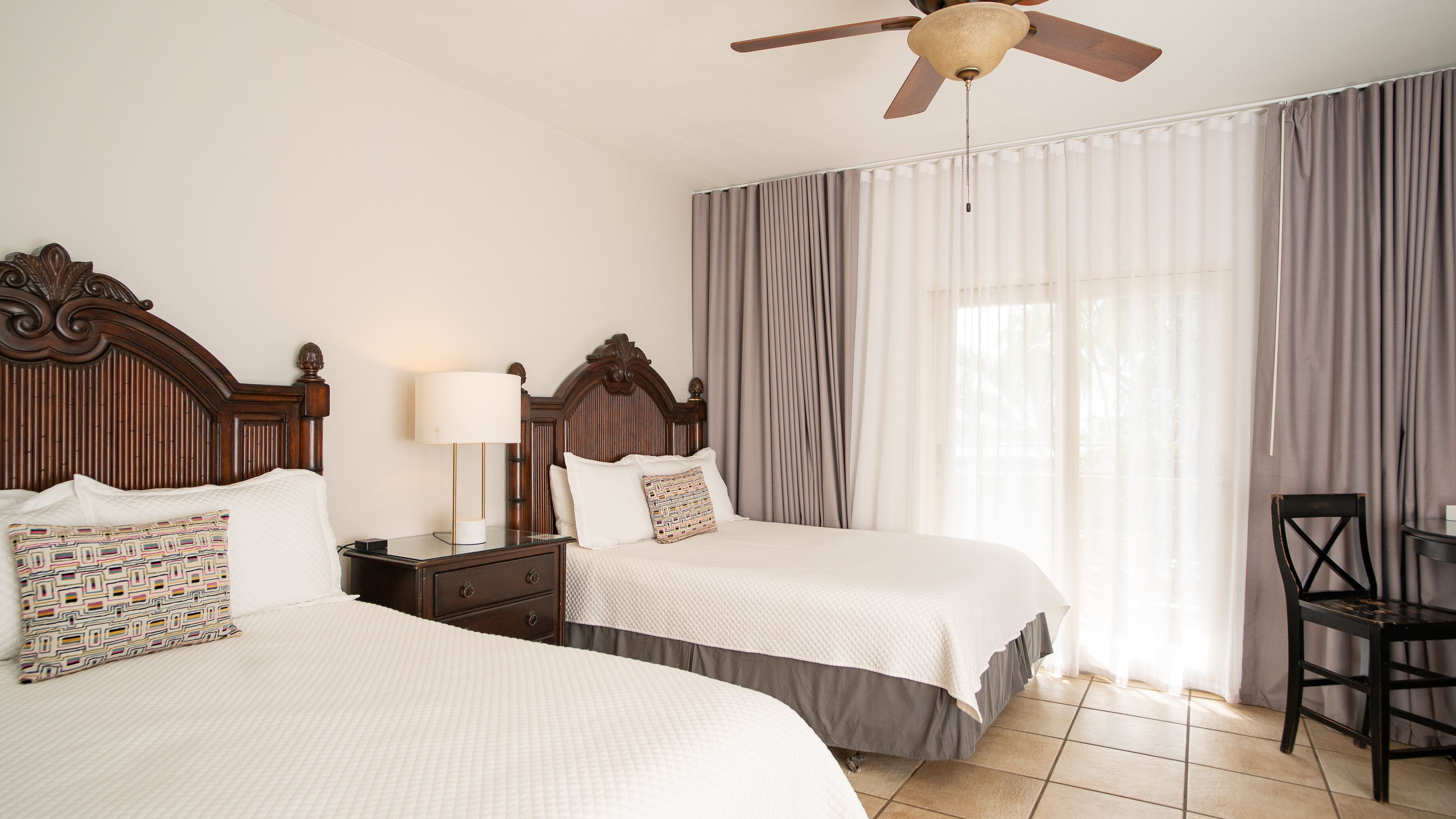 Lazy Parrot Inn
