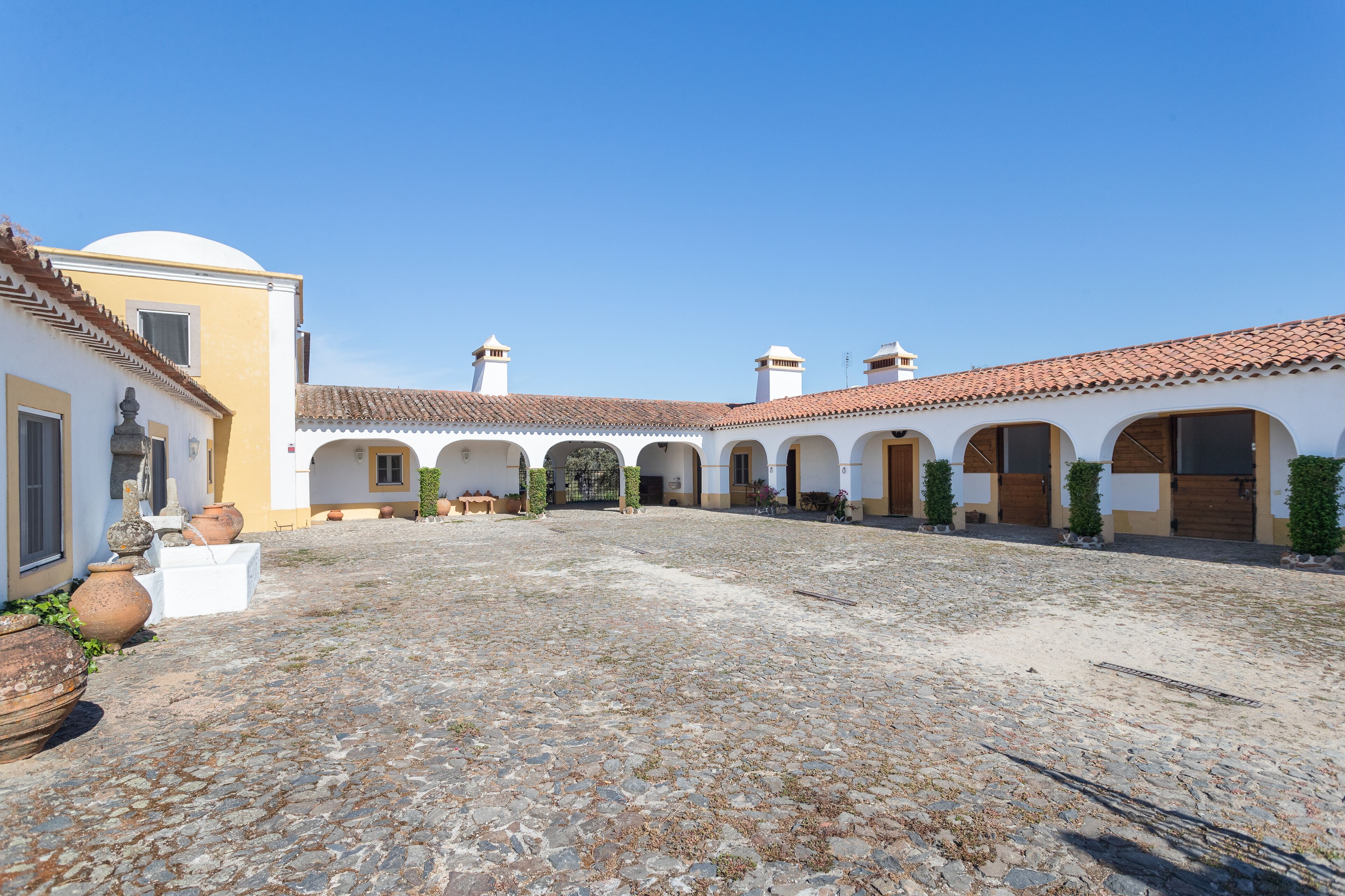 Rosa Estates The Farmhouse & Stables
