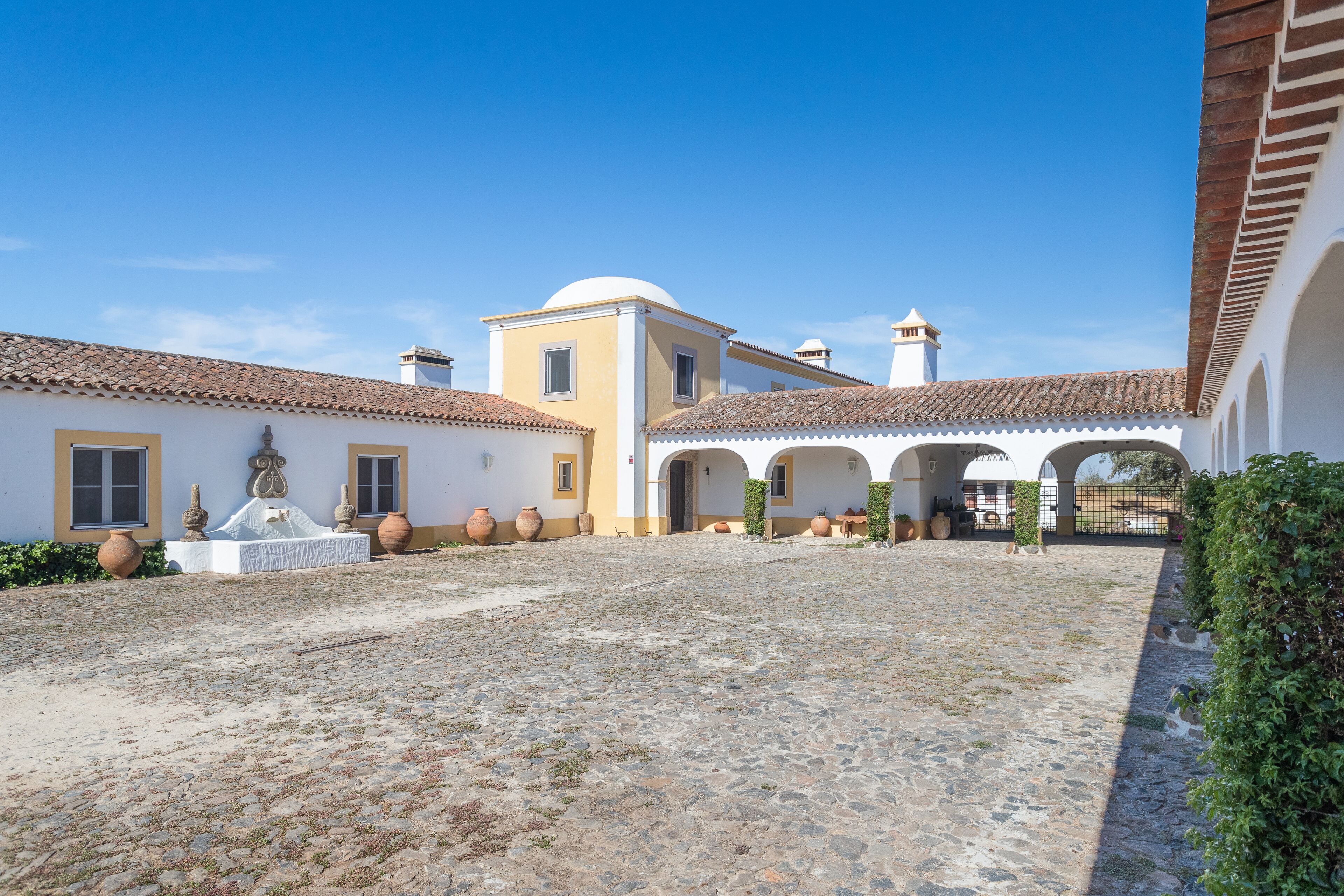 Rosa Estates The Farmhouse & Stables