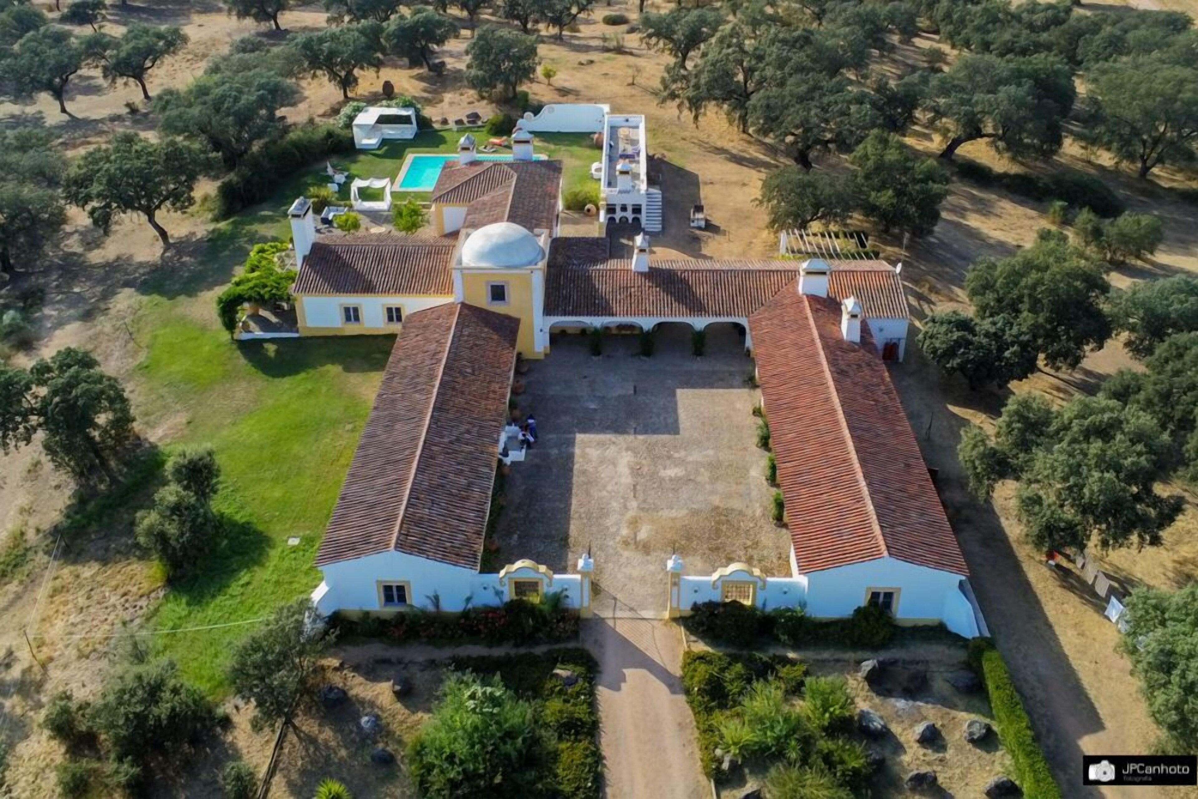Rosa Estates The Farmhouse & Stables
