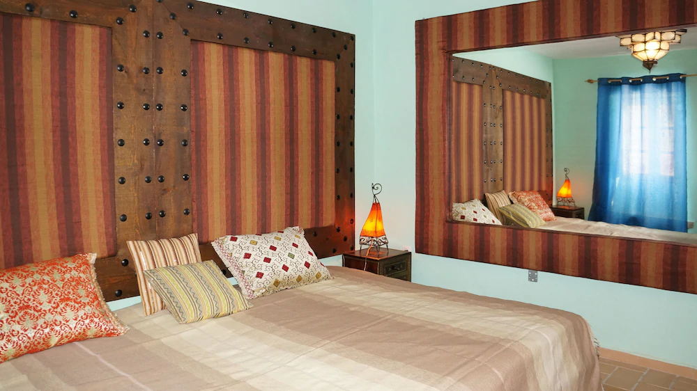 Inn Seventies Cheap & Chic