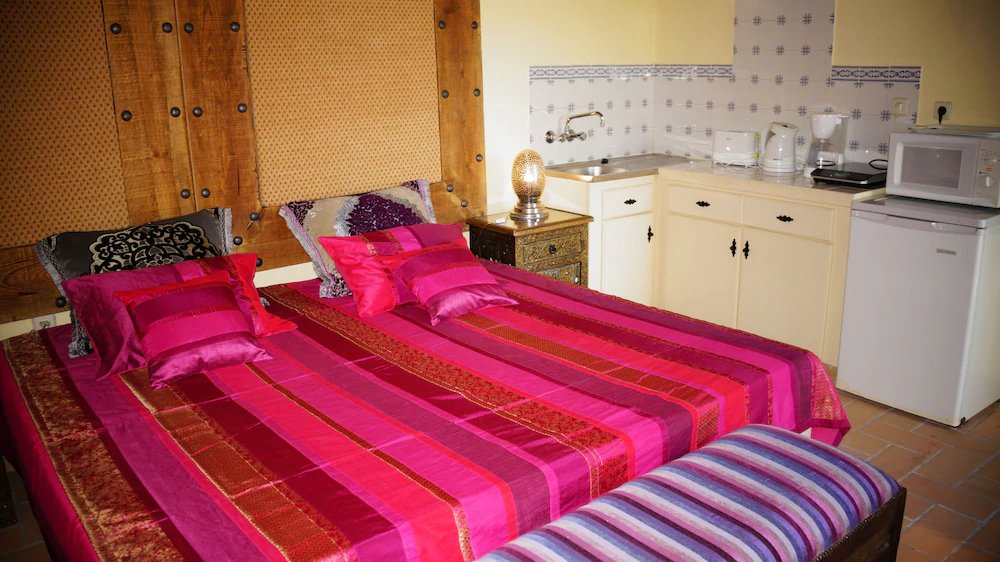 Inn Seventies Cheap & Chic