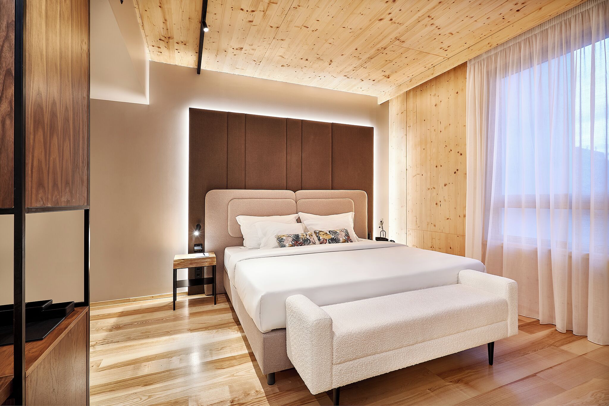 The Log Porto Hotel