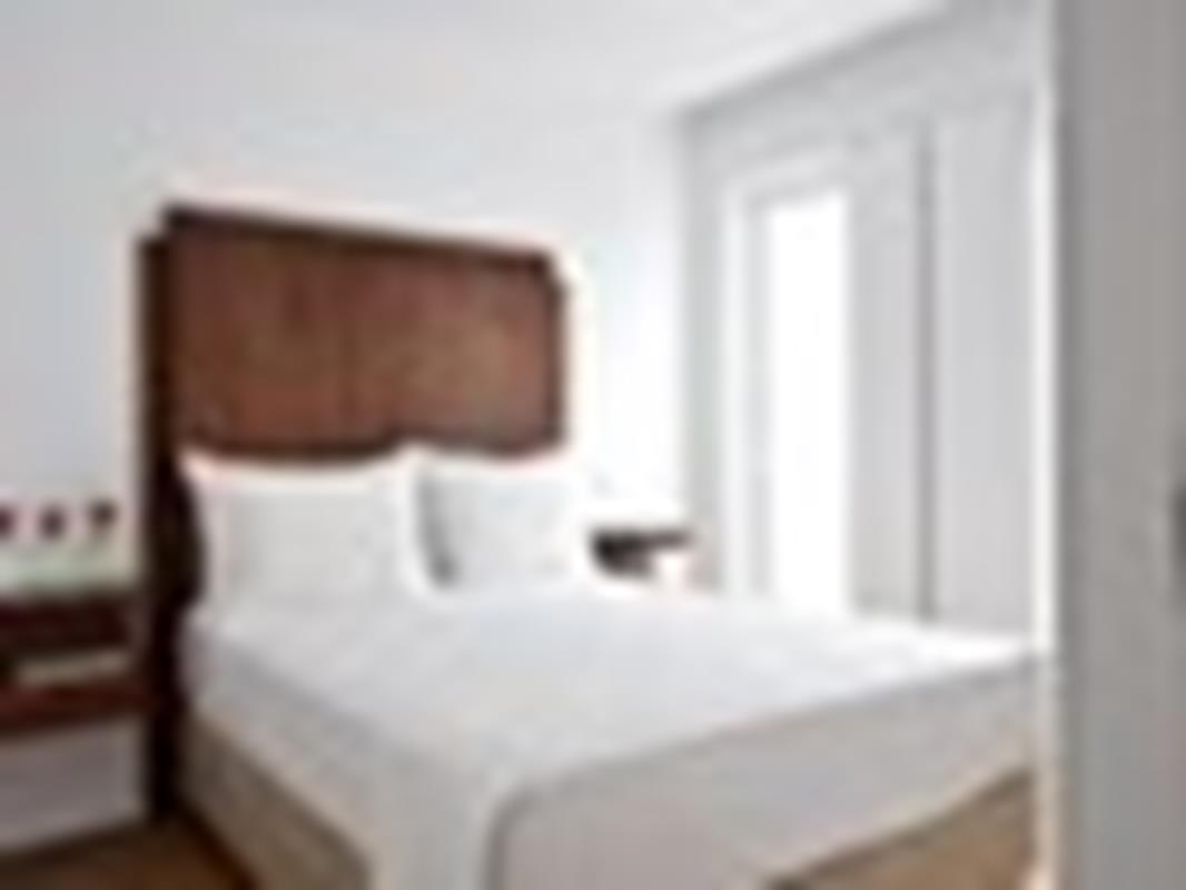 Melo Alvim Suites & Apartments