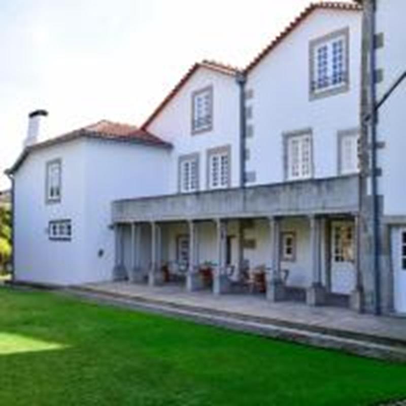 Melo Alvim Suites & Apartments