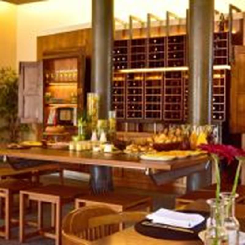 Melo Alvim Suites & Apartments