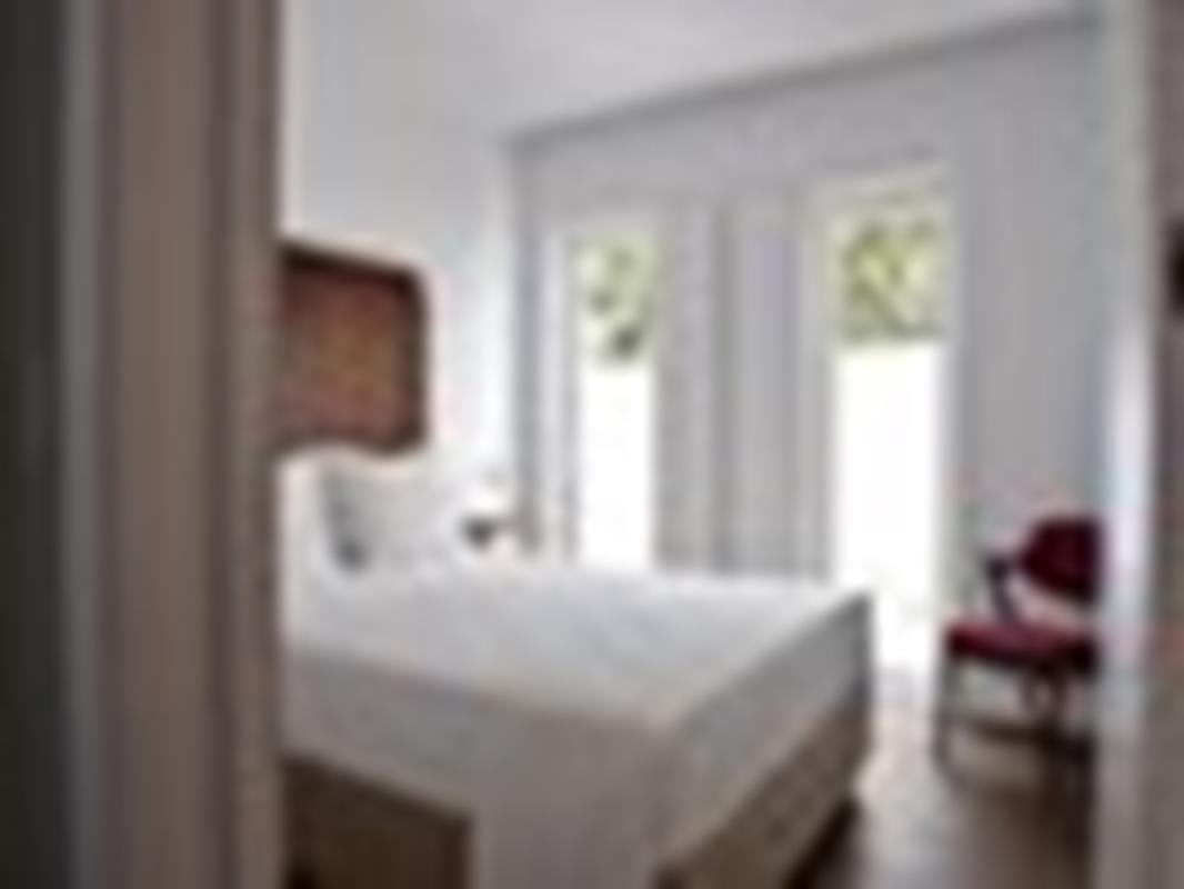 Melo Alvim Suites & Apartments