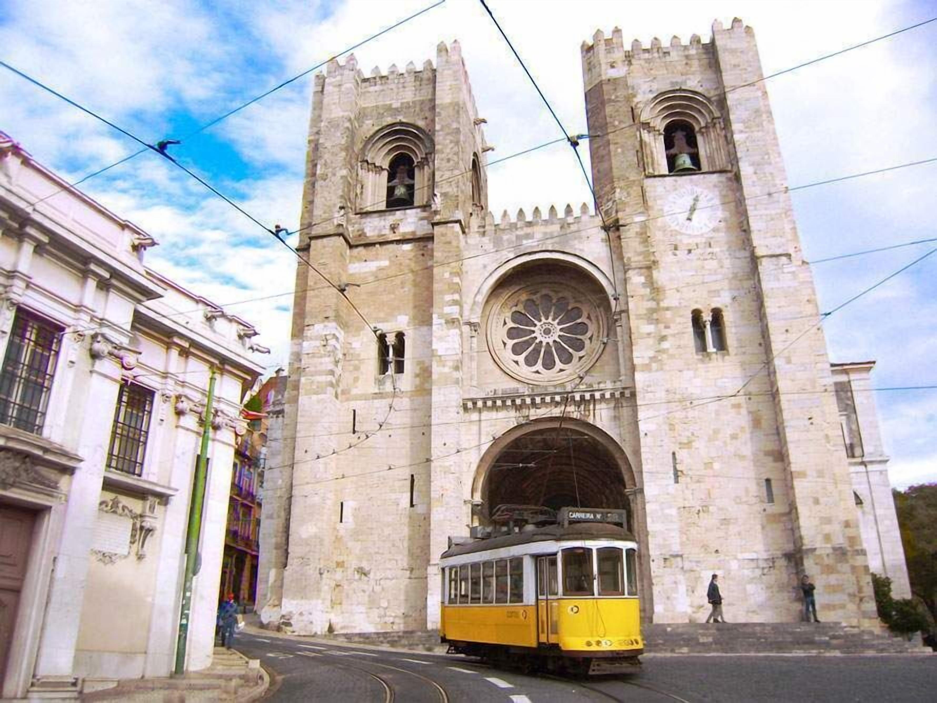 Alfama Right Point