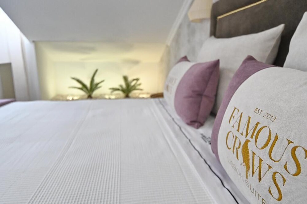 Famous Crows Guest House