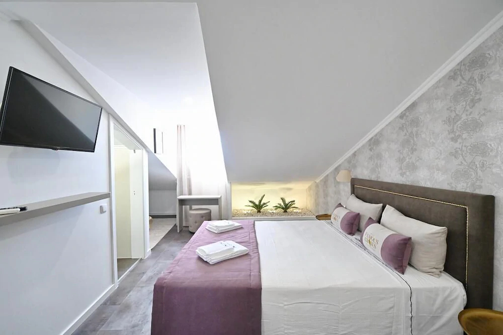 Famous Crows Guest House