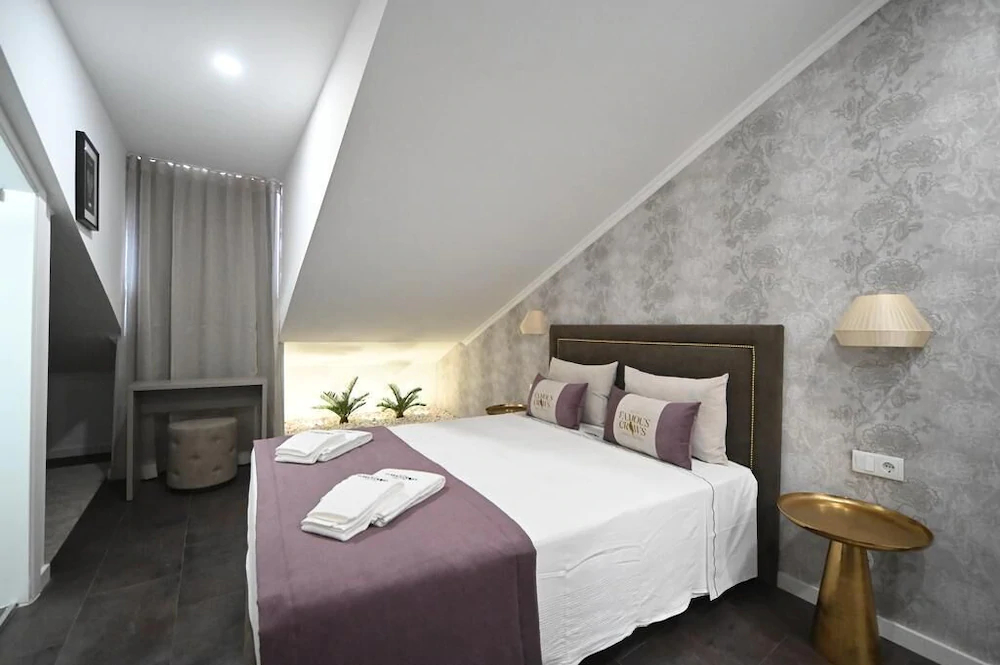 Famous Crows Guest House