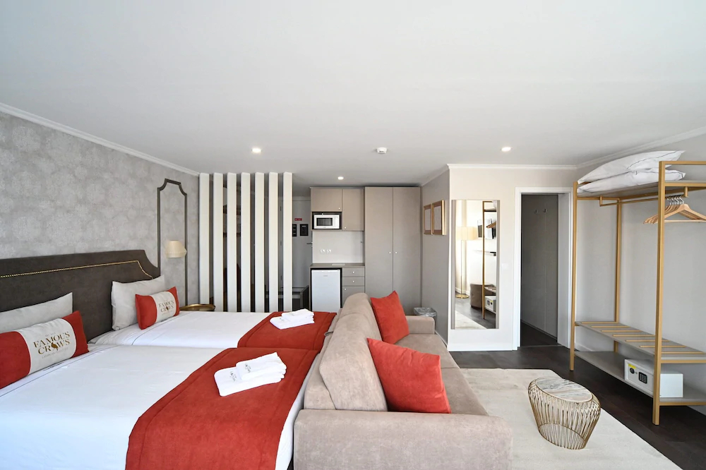 Famous Crows Guest House