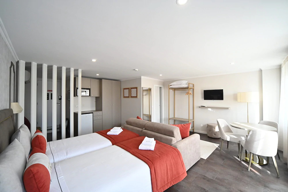 Famous Crows Guest House