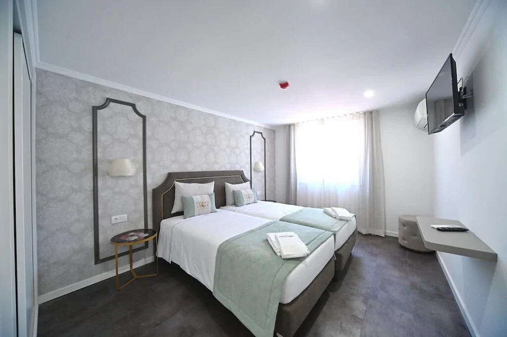 Famous Crows Guest House