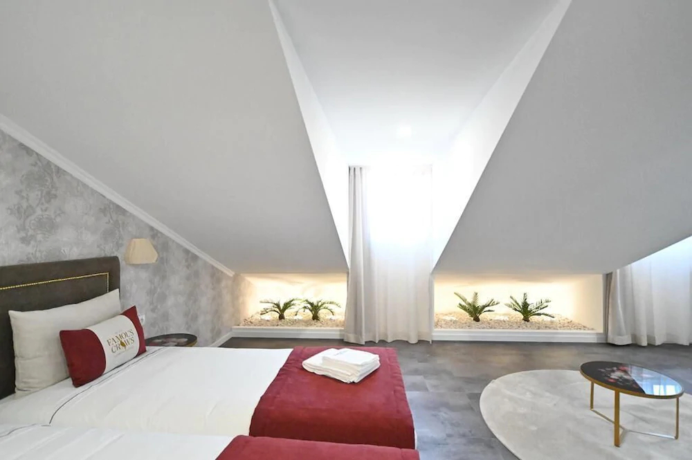 Famous Crows Guest House