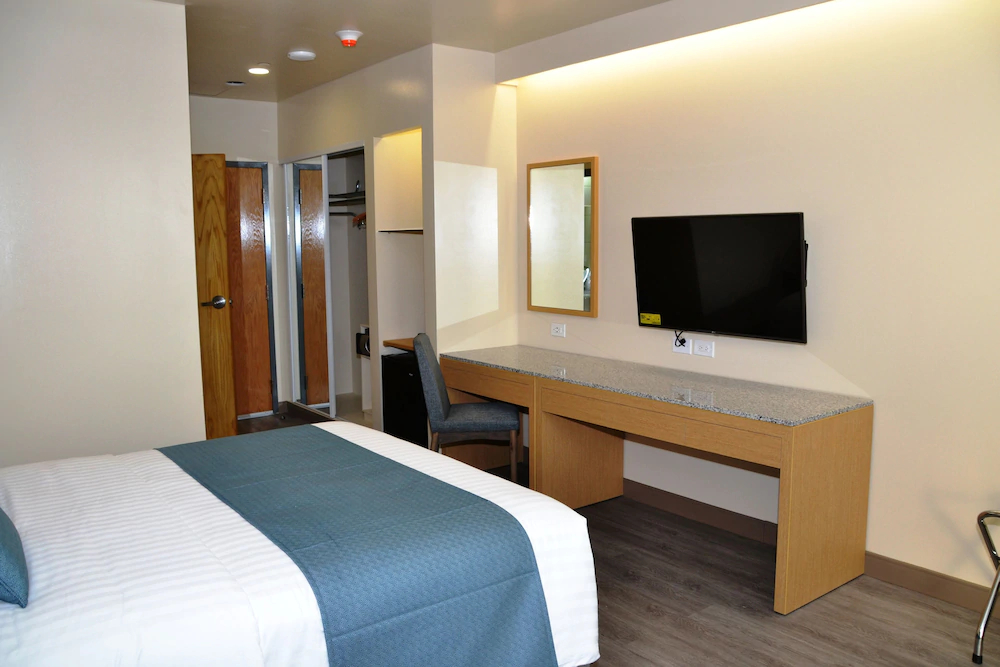 West Plaza Hotel at Lebuu Street