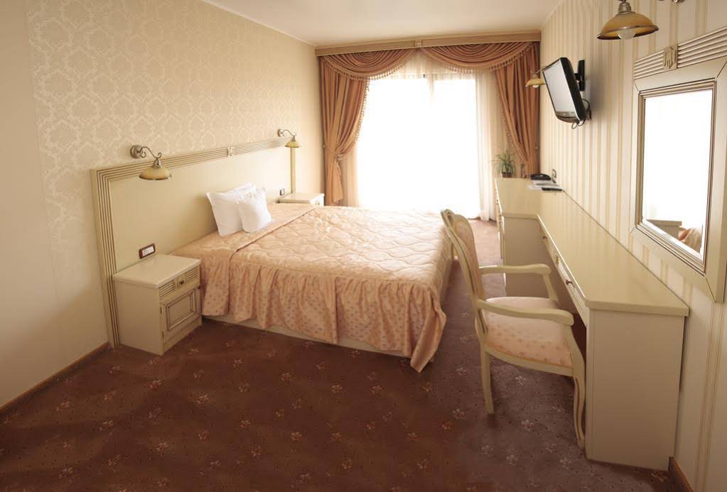 Majestic Hotel & Restaurant