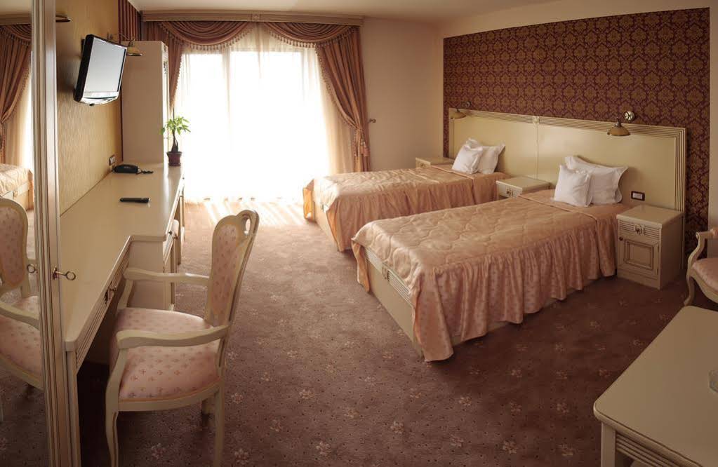 Majestic Hotel & Restaurant