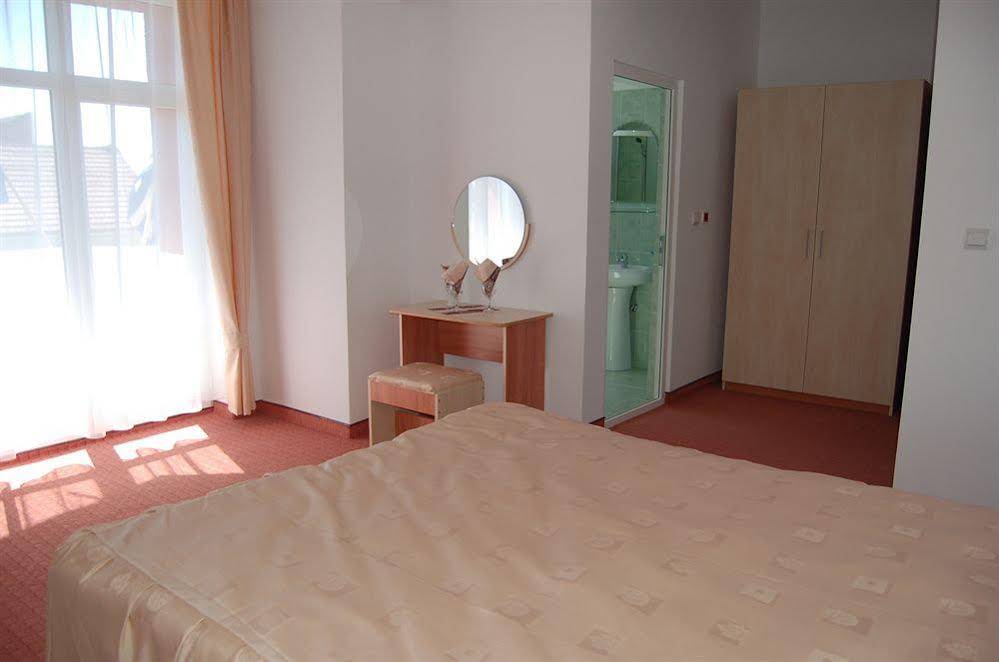 Class Hotel