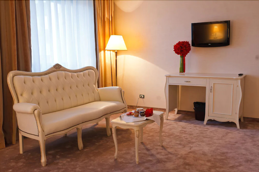 Hotel Roman by Dumbrava