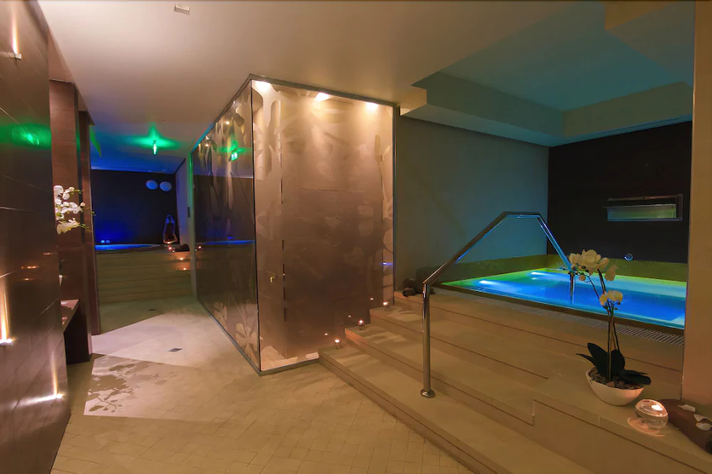 Hotel Roman by Dumbrava