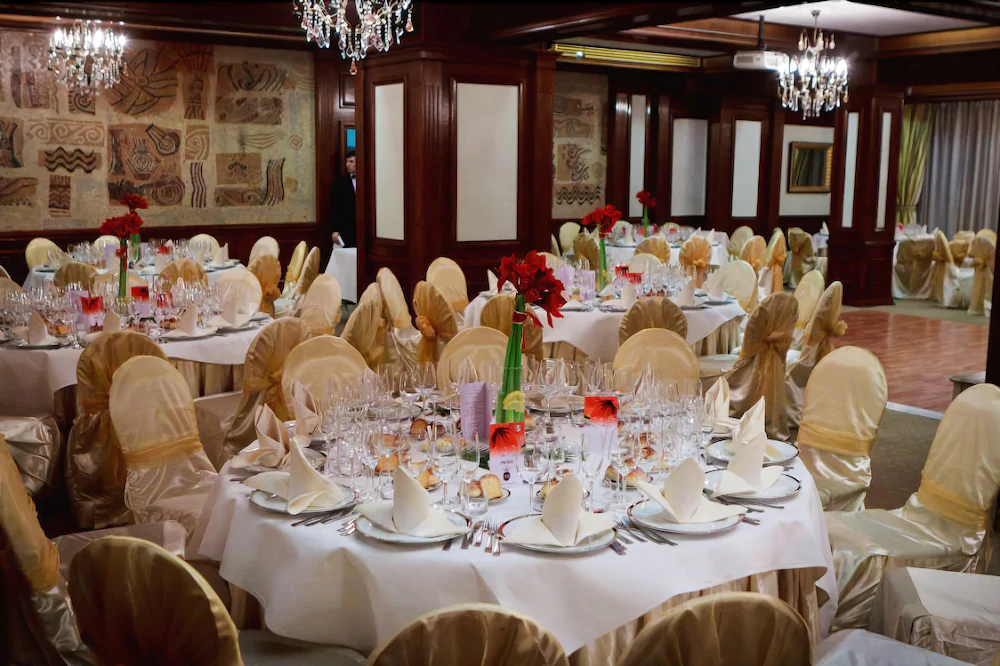 Hotel Roman by Dumbrava