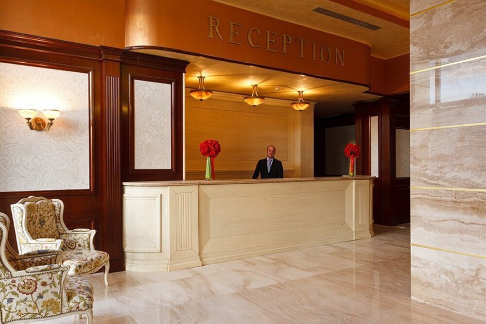 Hotel Roman by Dumbrava