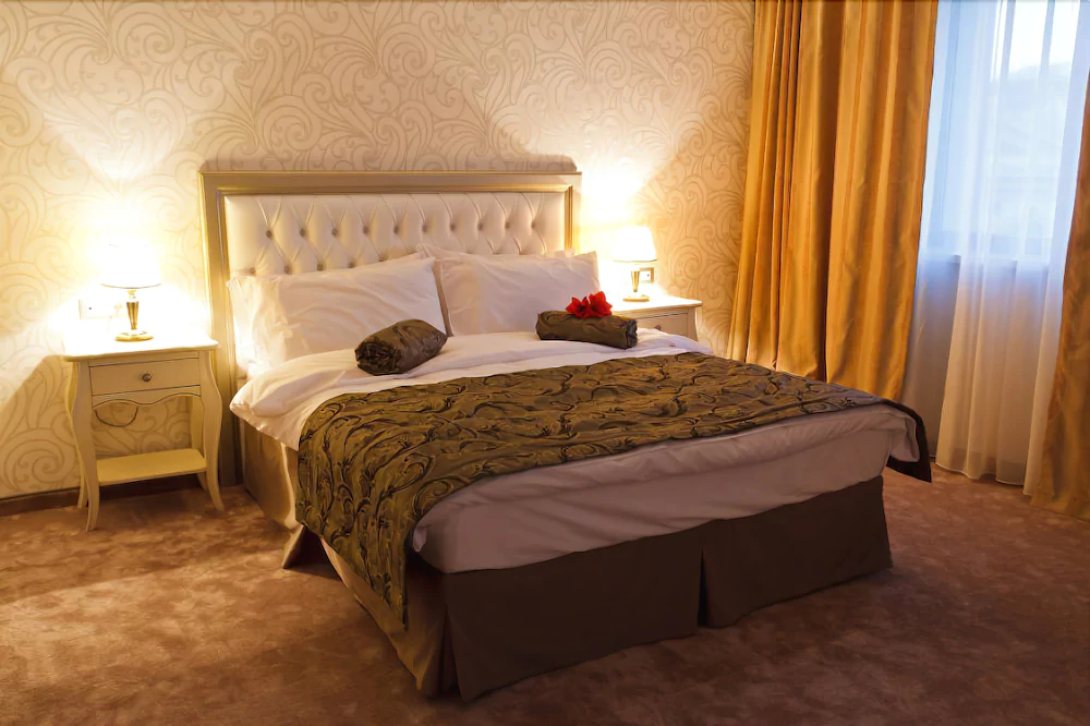 Hotel Roman by Dumbrava